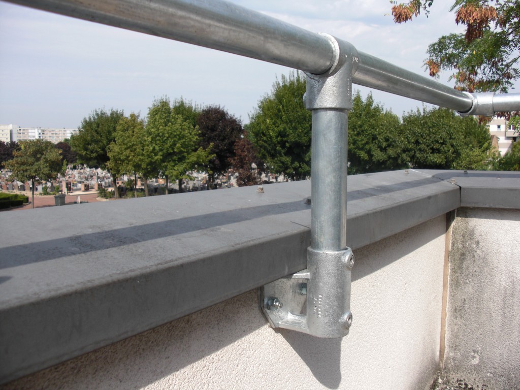 Side fixed key clamp guardrail installation